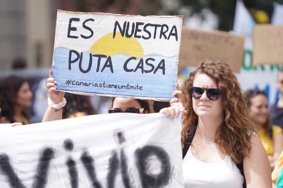 Varias personas protestan con carteles durante una manifestación contra el modelo turístico, a 20 de abril de 2024, en Santa Cruz de Tenerife, Tenerife, Canarias (España). Las ocho islas canarias se unen hoy para protestar contra la masificación turística. Esta es la primera manifestación conjunta de la historia en todo el archipiélago, está convocada por veinte asociaciones bajo el lema ‘Canarias tiene un límite’. Los manifestantes reclaman una ecotasa, una moratoria turística y una mejor redistribución de los ingresos. Además de en Canarias, la organización ha convocado protestas en otras ciudades españolas y europeas como Granada, Barcelona, Madrid, Berlín y Londres. 20 ABRIL 2024;MANIFESTACIÓN;ISLAS;CANARIAS;ARCHIPIÉLAGO;TURISMO;MODELO;PROTESTA Europa Press Canarias 20/04/2024 / Europa Press Canarias;