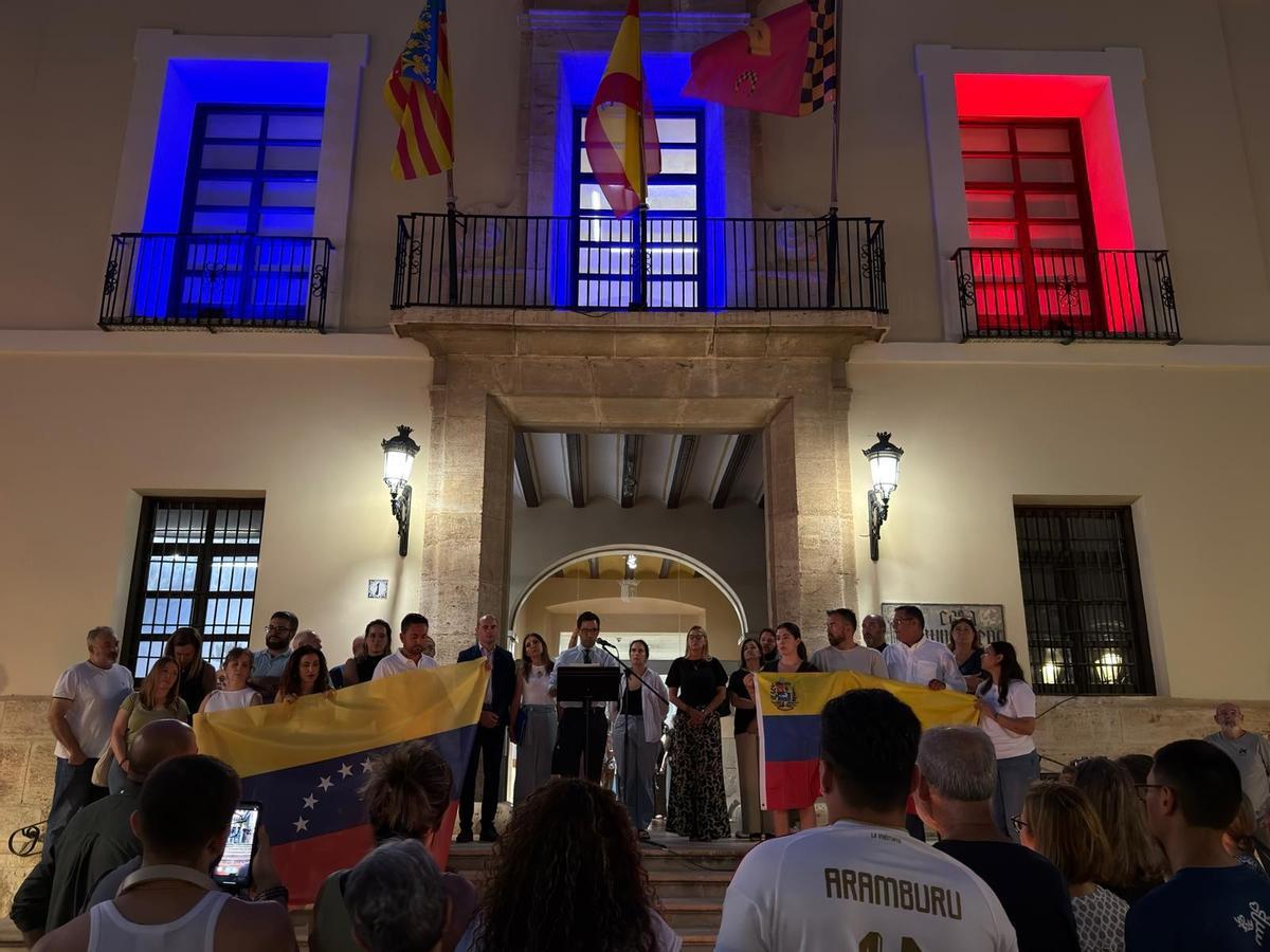 Intervención de Sagredo durante la emotiva vigilia anoche en el Ayuntamiento de Paterna.