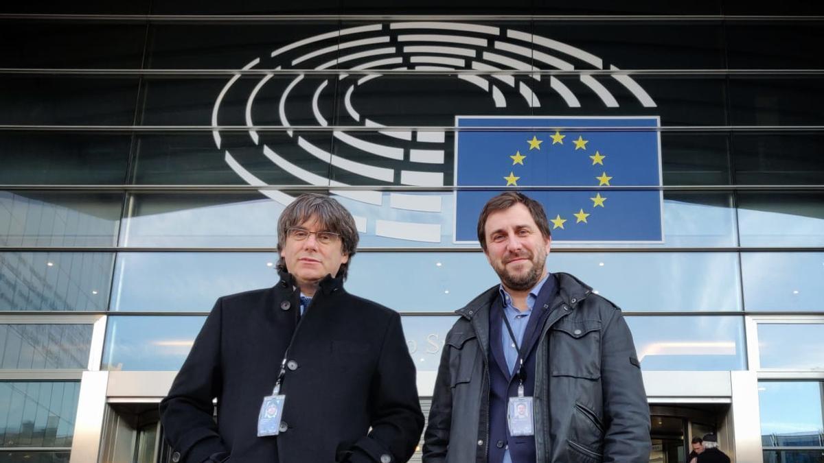 Carles Puigdemont i Toni Comín a l'entrada del Parlament europeu després de recollir les acreditacions definitives que els reconeixen com a eurodiputats, el 6 de gener del 2020