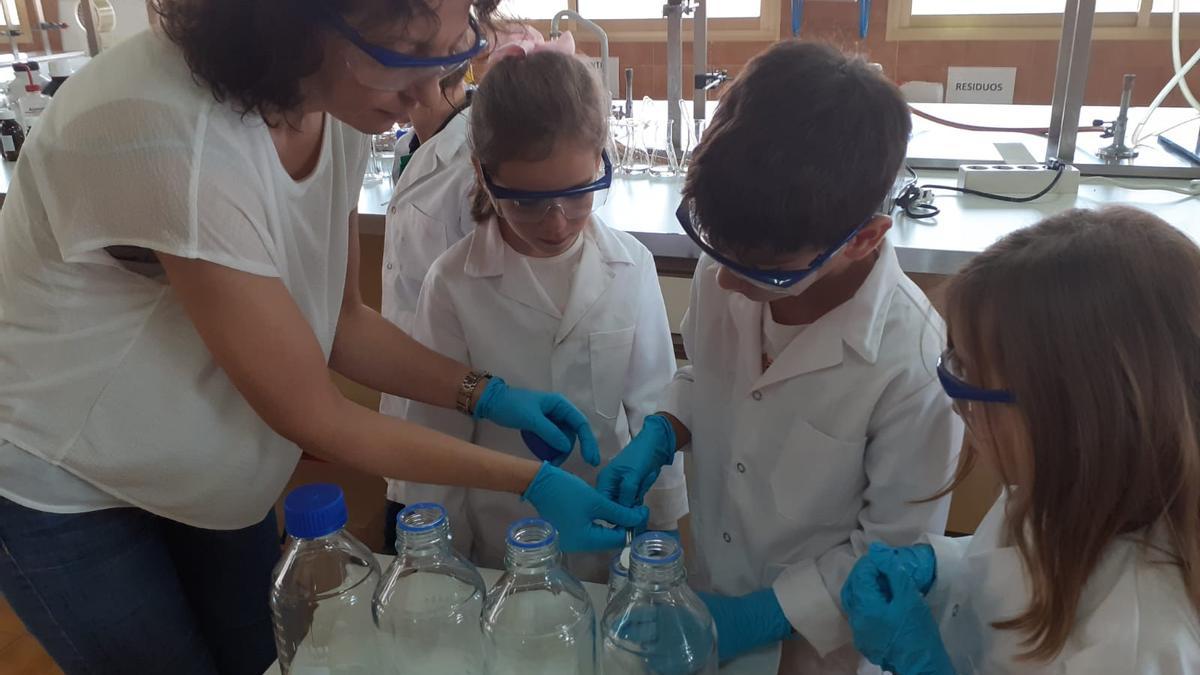 El colegio cuenta con distintos laboratorios de física y química