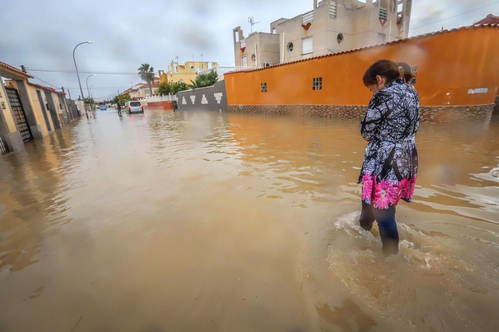 Inundaciones en Torrevieja. Avenidas y casas anegadas. Cien litros por metro cuadrado. Más de 30 intervenciones de Bomberos