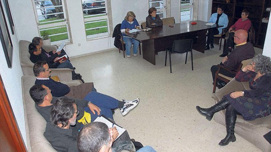 Las directivas de las asociaciones de Moaña reunidas en la Casa do Mar en el mes de mayo.  // G. Núñez