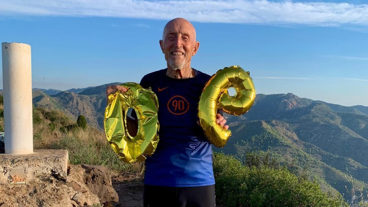 El deportista Pedro Saura Rebollar, en la cima de la montaña de Pipa con dos globos, celebrando su 90 cumpleaños.