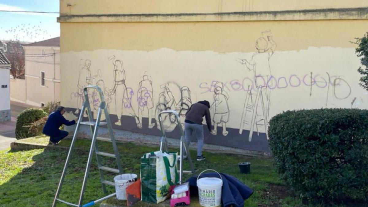 Pintura del nuevo mural al aire libre en un inmueble de Benavente. | E. P.