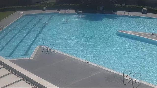 Els menors banyant-se a la piscina fora del temps reglamentar-hi.
