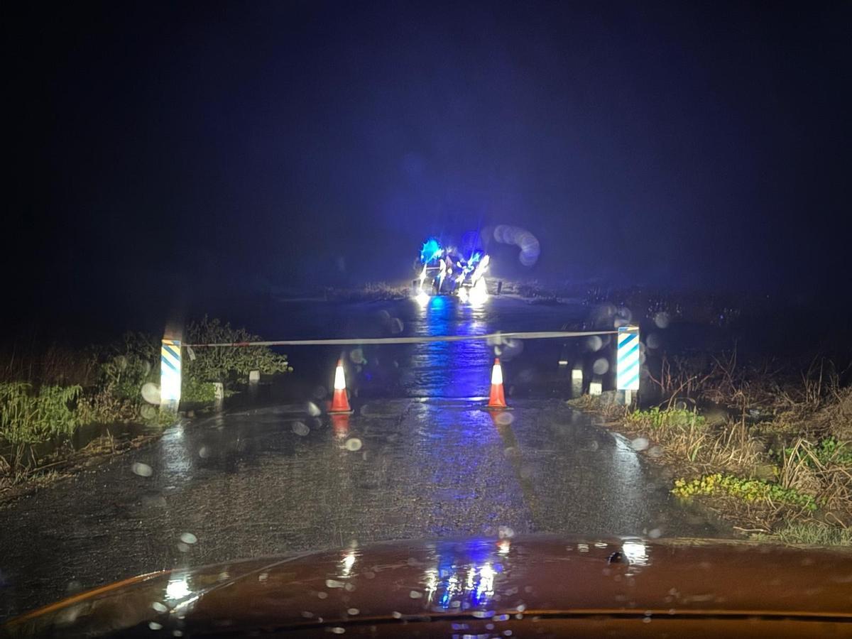 Corte de la carretera CO-7409 por el desbordamiento del arroyo Guadarramilla.