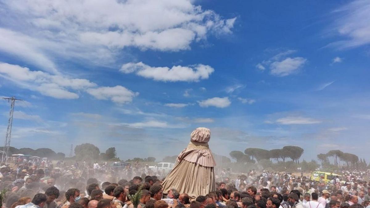 La imagen se protege del polvo con una capa cerrada.