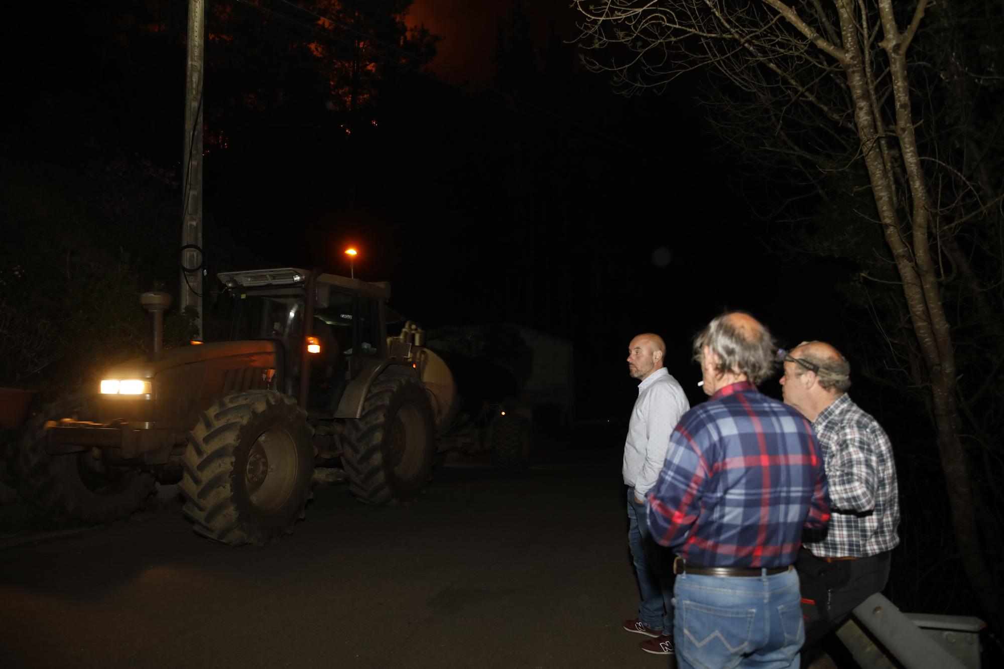 EN IMÁGENES: bomberos, vecinos y la UME luchan contra el preocupante incendio en Tineo