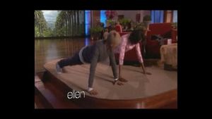 Michelle Obama i Ellen DeGeneres es desafien amb una tanda de flexions.