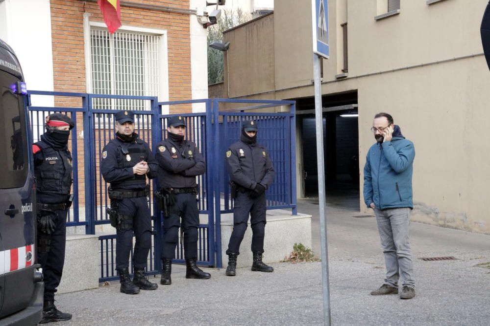 Concentració de protesta per les detencions dels alcaldes de Verges i Celrà