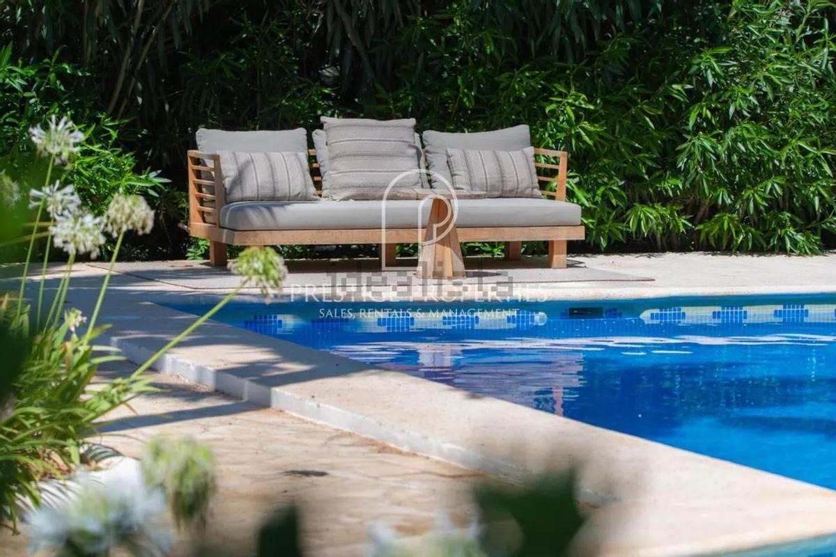 La propiedad tiene piscina.
