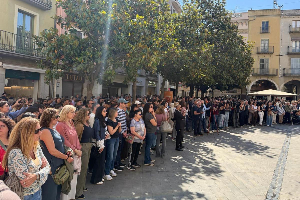 Les imatges del minut de silenci a Figueres per condemnar el crim masclista Les imatges del minut de silenci a Figueres per condemnar el crim masclista
