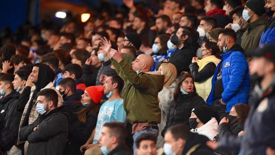 Aficionados el domingo en Riazor. |  // CARLOS PARDELLAS