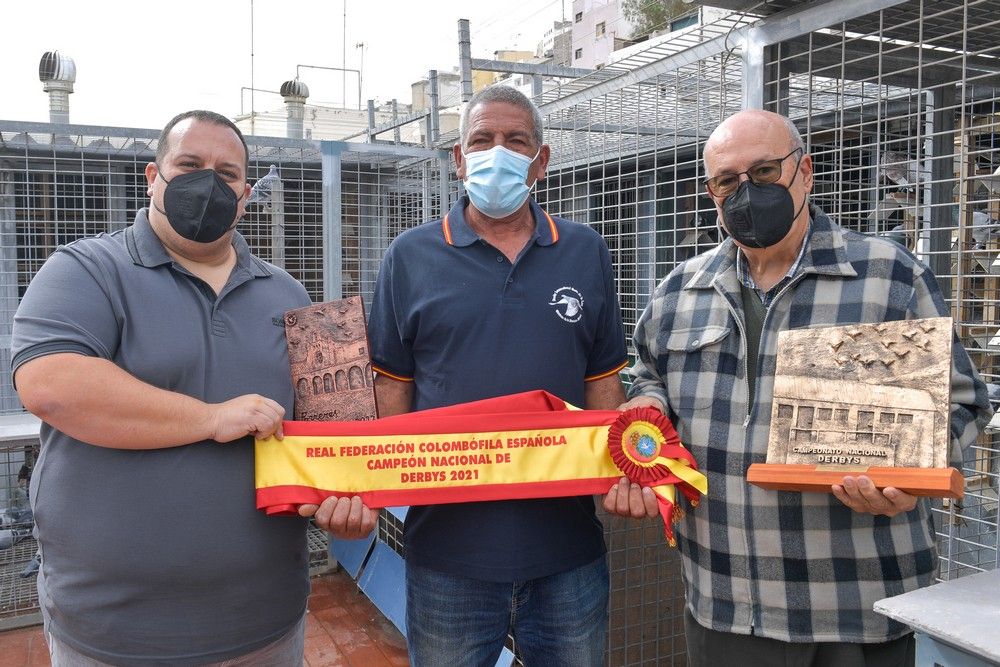 Isidro Suárez, ganador de un premio nacional de colombofilia