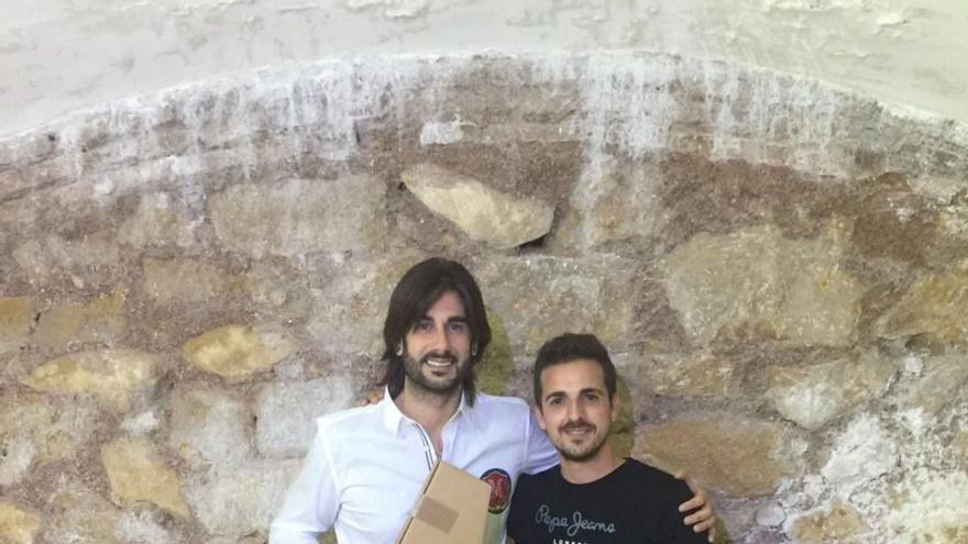 Ramón Melendi con Adam Broseta y embalada una de las guitarras que el taller familiar de Gata ha ensamblado para el cantante