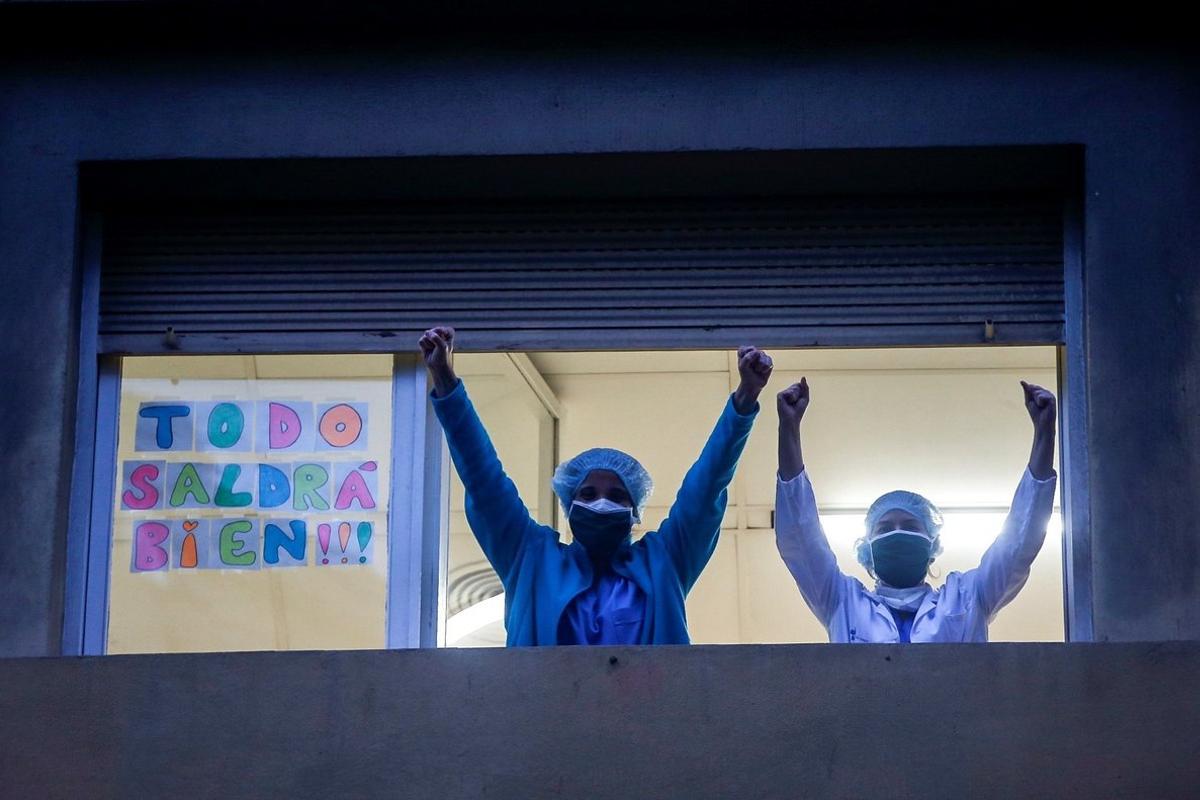 GRAFCAT3883. BARCELONA, 30/03/2020.- Personal médico del Hospital Dos de Mayo de Barcelona agradece los aplausos y muestras de apoyo de los ciudadanos, este lunes, decimosexto día de aislamiento tras el estado de alarma decretado por el gobierno para frenar el avance del coronavirus. EFE/Quique García