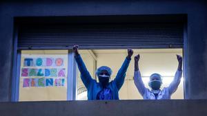 GRAFCAT3883. BARCELONA, 30/03/2020.- Personal médico del Hospital Dos de Mayo de Barcelona agradece los aplausos y muestras de apoyo de los ciudadanos, este lunes, decimosexto día de aislamiento tras el estado de alarma decretado por el gobierno para frenar el avance del coronavirus. EFE/Quique García