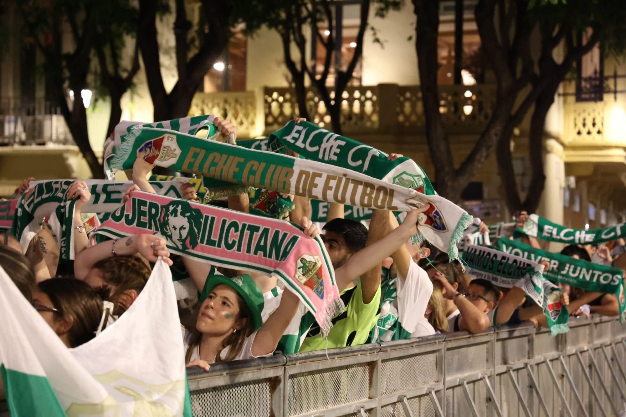 El Elche CF celebra el ascenso a Primera con una rúa en autobús hasta la Plaça de Baix