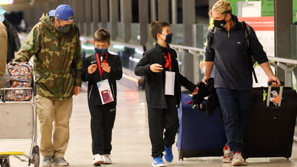 Nacho Palau, de nuevo con sus hijos tras el viaje de los pequeños a México  con Miguel Bosé - Levante-EMV