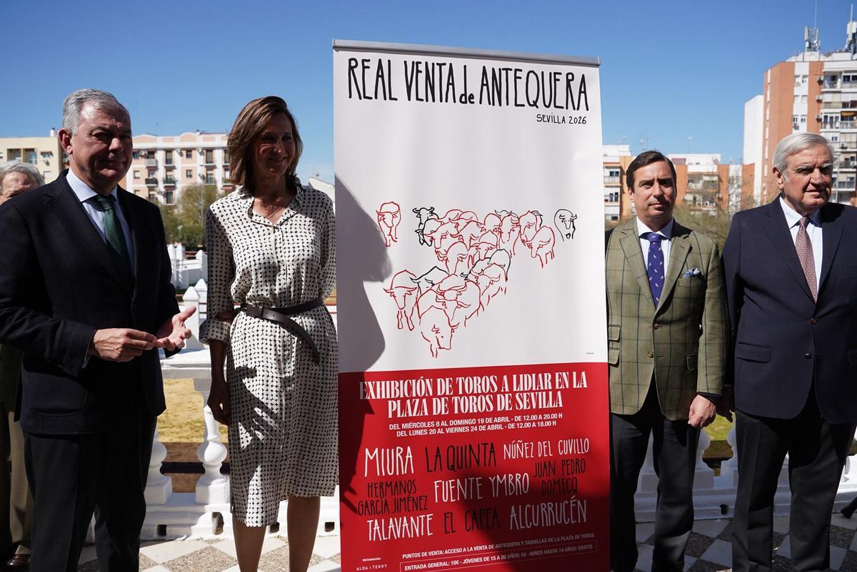 Al acto han asistido José María Garzón, el alcalde de Sevilla, José Luis Sanz, Beatriz Mora, diseñadora del cartel, Daniel de la Fuente, así como numerosas autoridades, que han explicado las peculiaridades de las instalaciones.