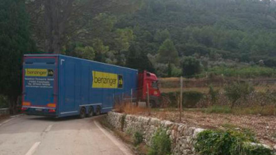 Un tráiler queda atascado en la carretera de Bunyola a Orient