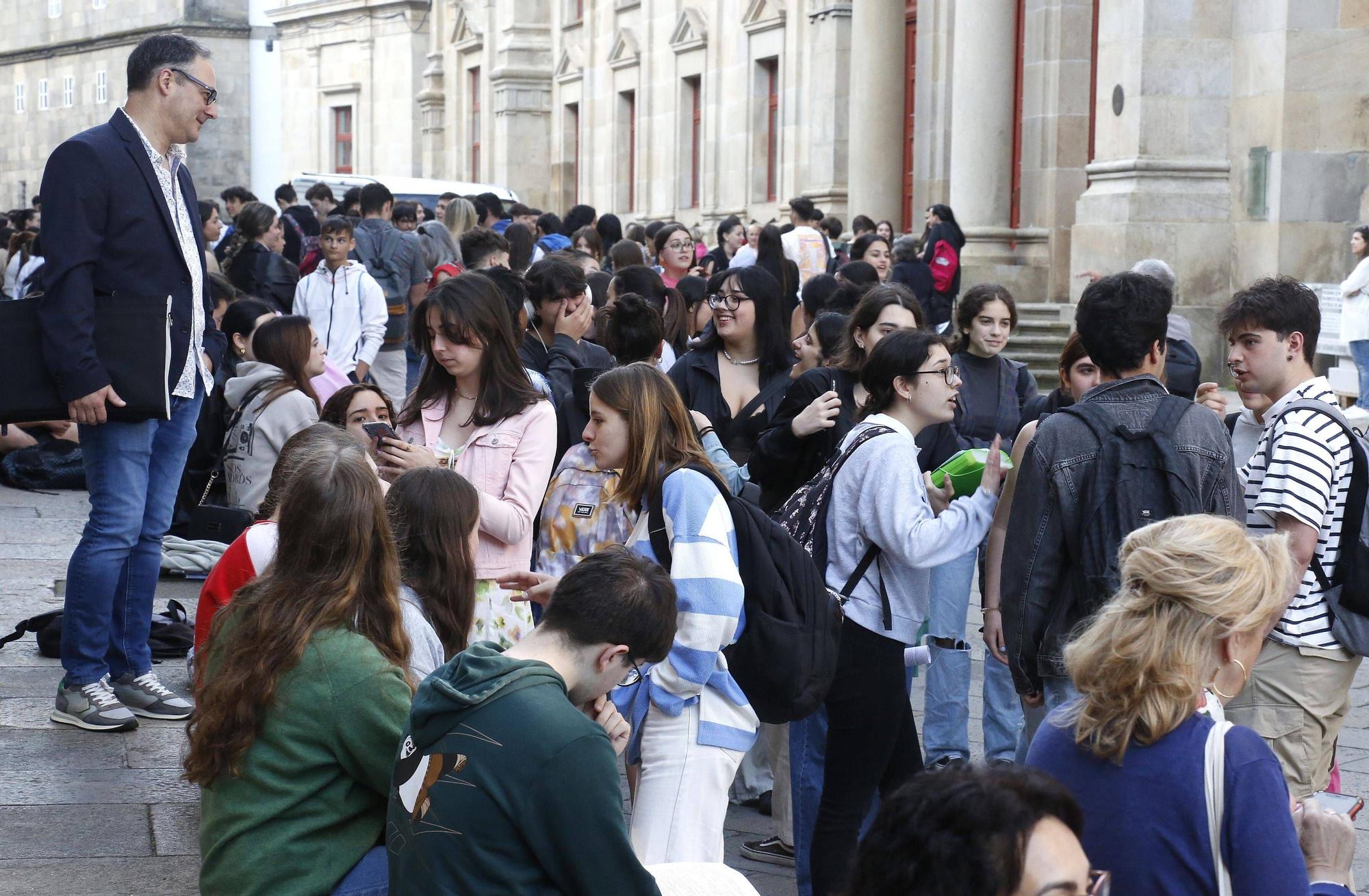 Estudiantes esperando para entrar en la Facultad de Medicina