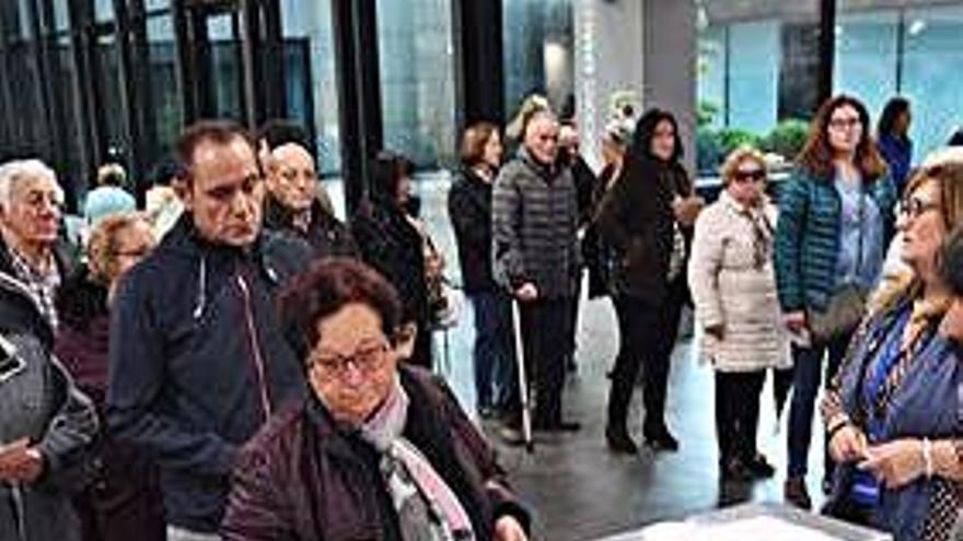 Votaciones en una mesa en la Casa del Agua de A Coruña.