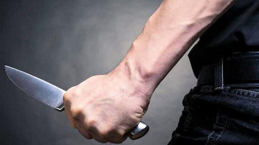 Tres policías heridos por arma blanca tras reducir a un joven atrincherado en su domicilio en Canarias