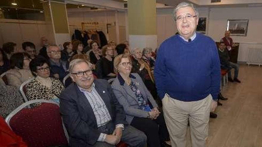 Román Antonio Álvarez, de pie, antes de pronunciar la charla.