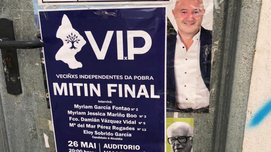 Propaganda electoral con un cartel del candidato popular Manuel Durán tapado con otro del VIP
