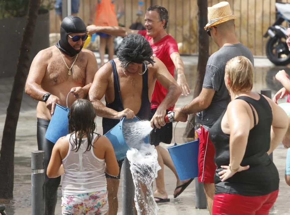 Un centenar de personas participan en la poalà, que se celebra en la plaza del Puente, en el Casco Antiguo de Alicante