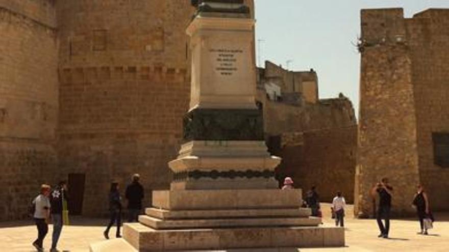 Monumento a los muertos en la batalla de Otranto delante de las fortificaciones que protegen la población más oriental del antiguo Reino de Nápoles.