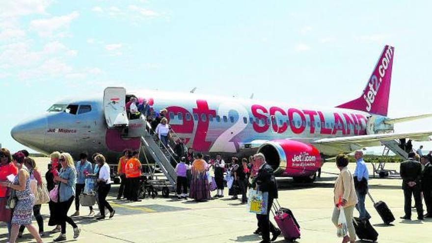 Los pasajeros bajan de un avión de la división escocesa de la aerolínea y turoperador Jet2.