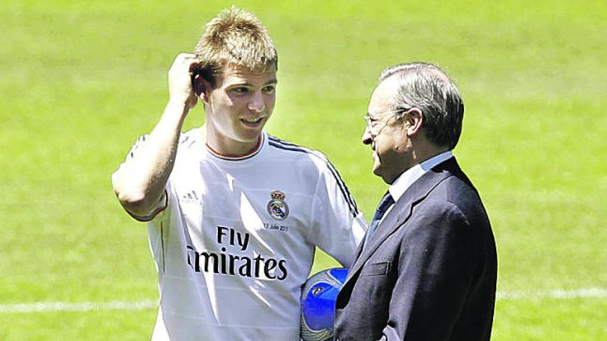 Illarra posa en el césped del Santiago Bernabéu junto a Florentino Pérez.