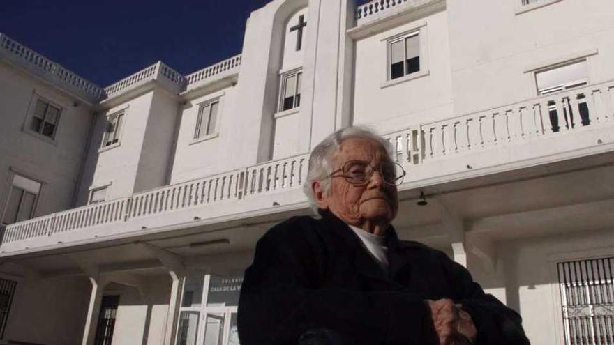 Sor Josefina ante la fachada del colegio Casa de la Virgen, en Cangas.  // Santos A.