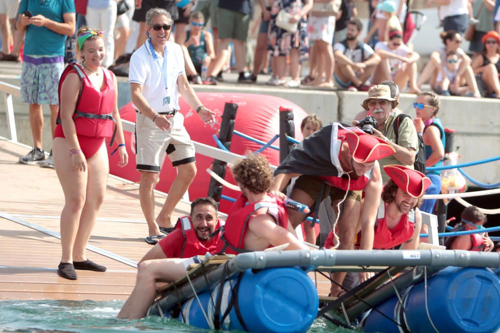 Regata de barcos locos en La Marina de València