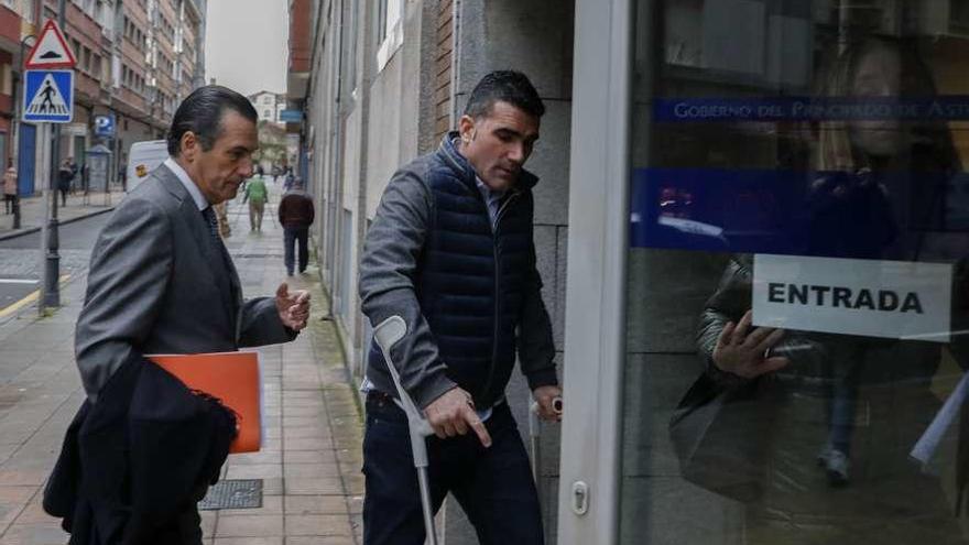 Omar L. M., ayer por la mañana, entrando al Juzgado con su abogado, Víctor Tartiere.