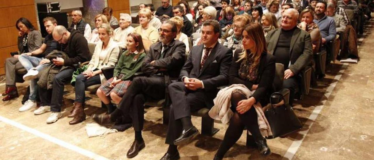 O público asistente á charla sobre o Dereito do Traballo no auditorio do Areal de Vigo. // Lores