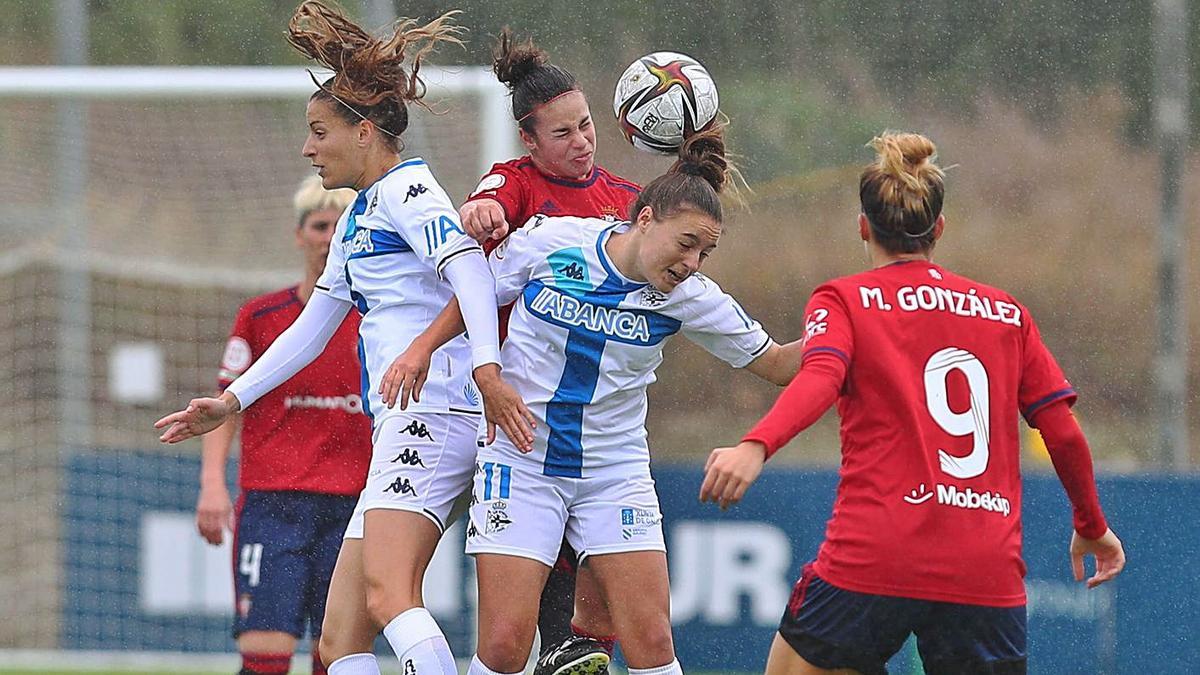 Dos jugadoras del Dépor Abanca intentan cabecear el balón. |  // CA OSASUNA