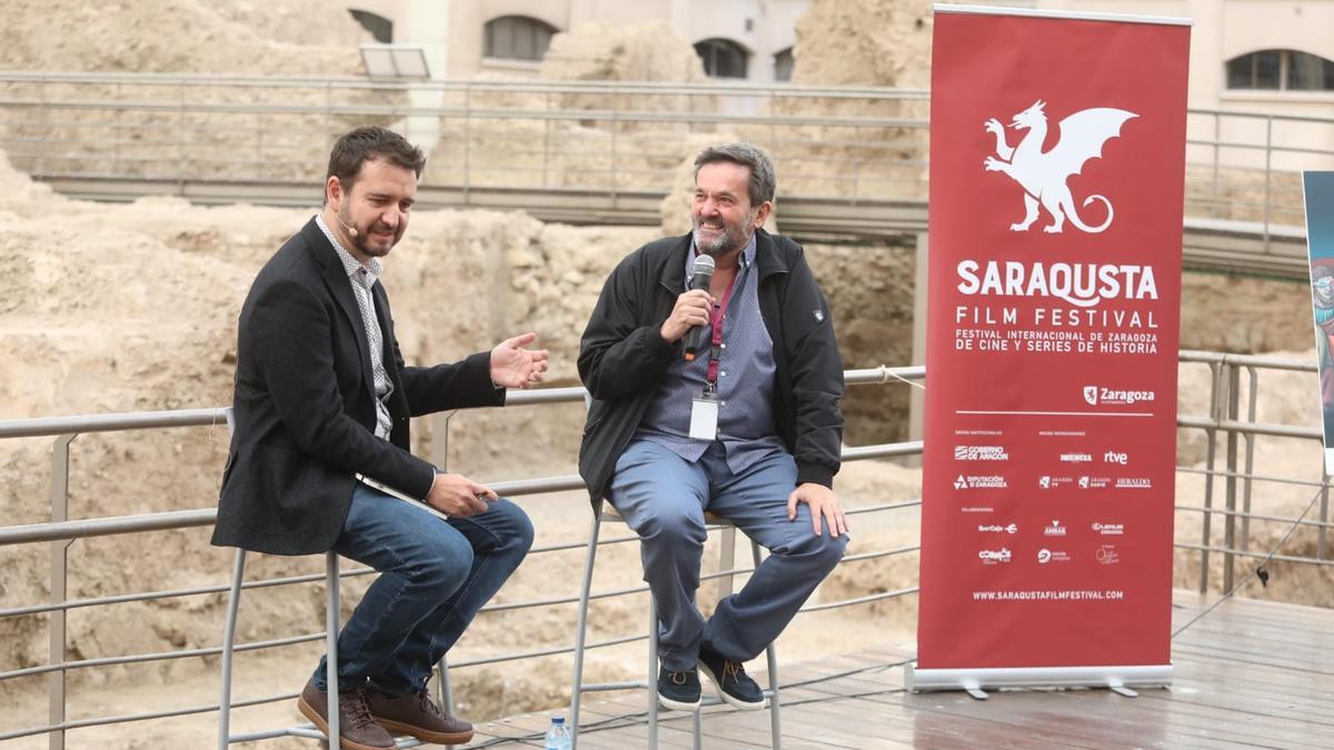El director del Saraqusta Film Festival, José Ángel Delgado, junto a Alberto Pascual, director de &#039;Estos muros&#039;