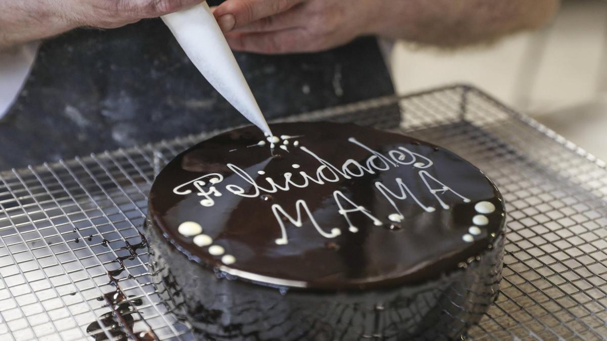 Tarta para el día de la madre elaborada en el obrador de Ovetus