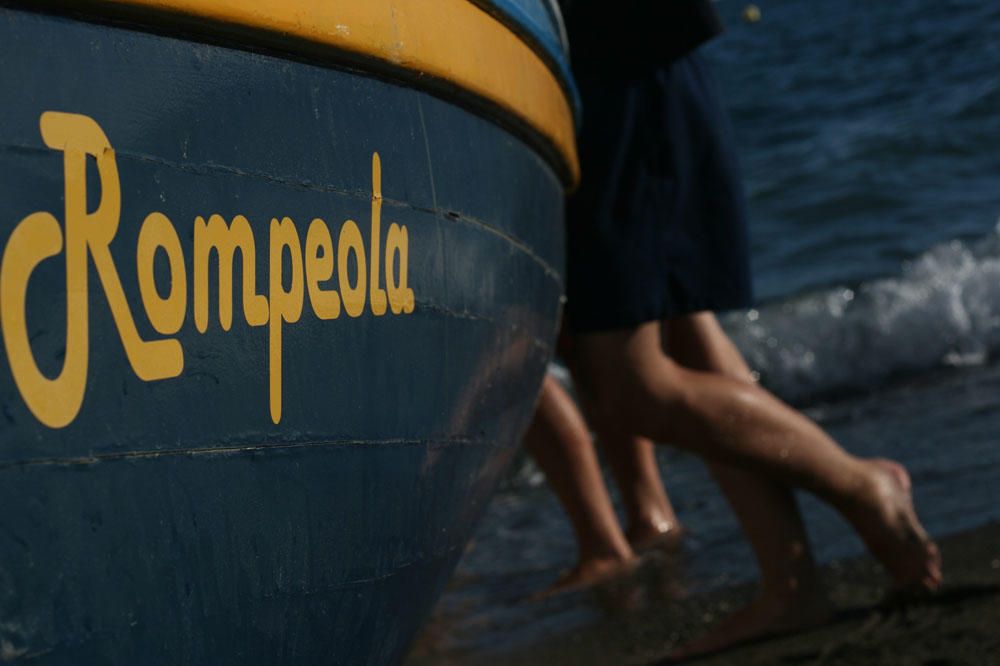 La Asociación de Amigos de la Barca de Jábega celebró el pasado lunes el solsticio de verano en la playa de La Araña con paseos en barca de jábega, sones de caracolas y lectura de poemas y relatos