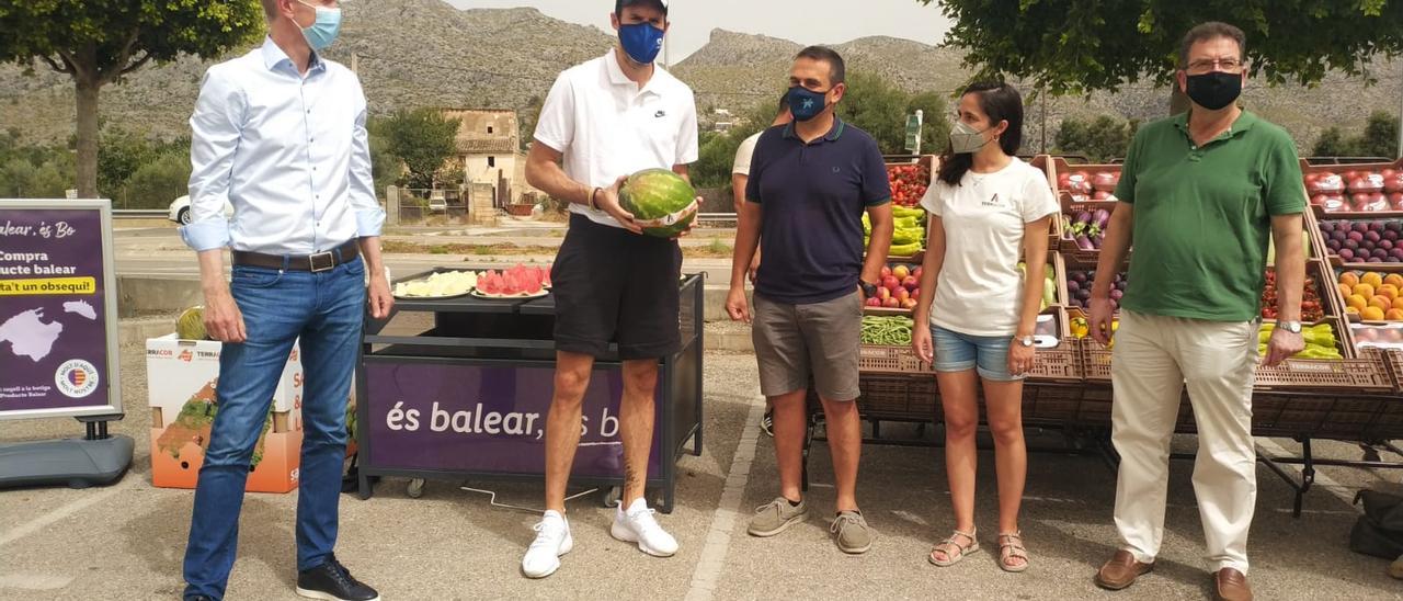 Rudy Fernández, junto a  Achim Becker, director regional de Lidl en Balears; Miquel Galmés, de Unió de Pagesos; Marina Adrover, de Terracor;  y Joan Company, presidente de Asaja Balears.