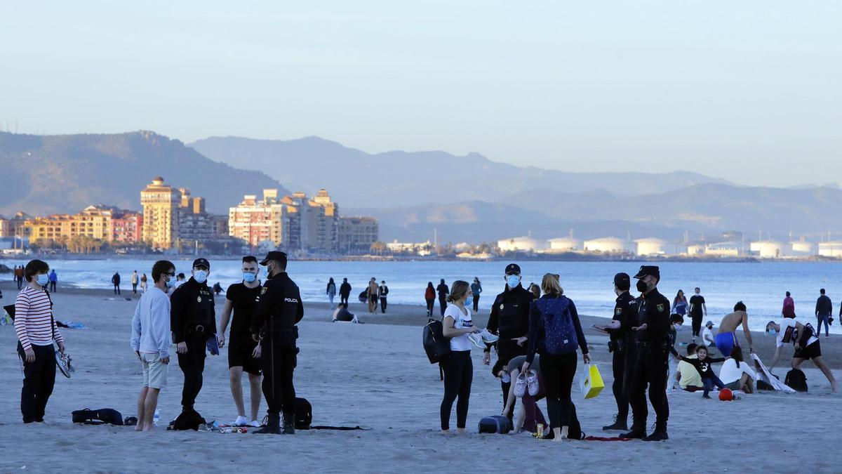 Buscan a un joven desaparecido en el agua de la playa de la Malva-rosa