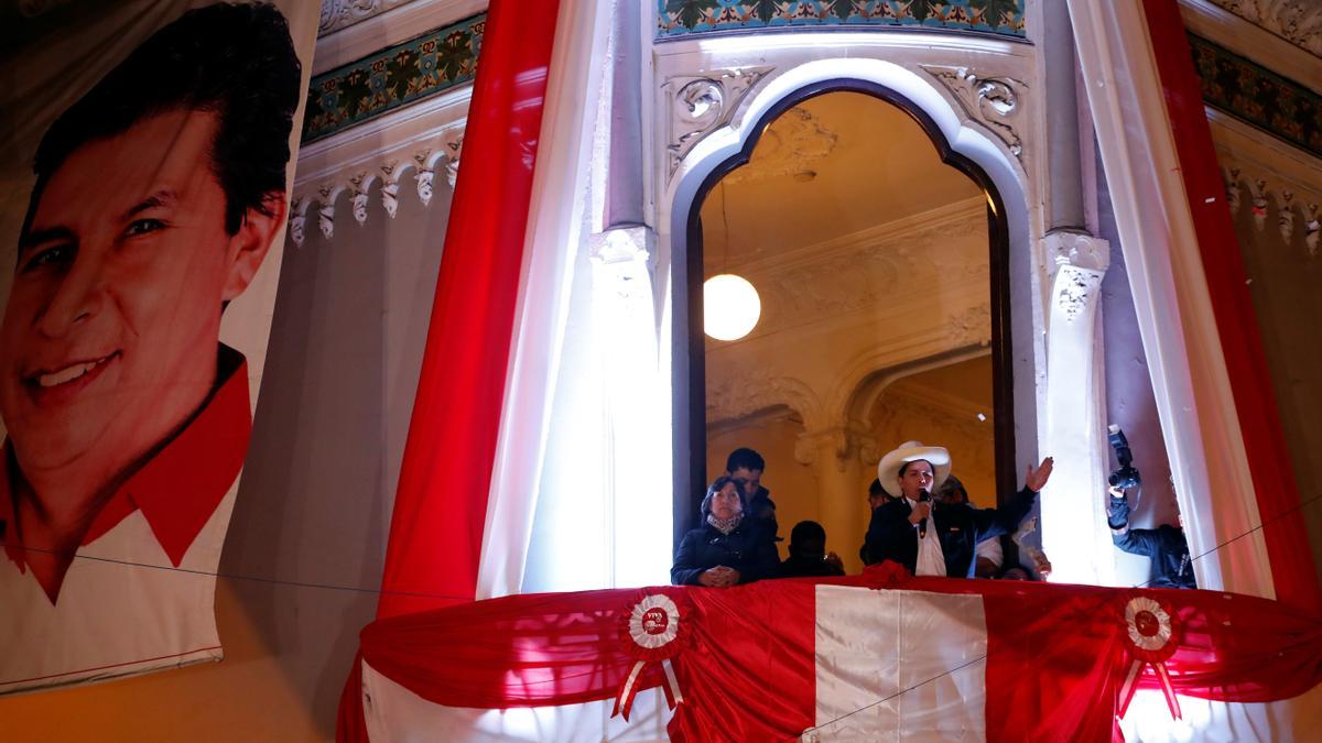 El maestro rural Pedro Castillo será el &quot;presidente del bicentenario&quot; de Perú.