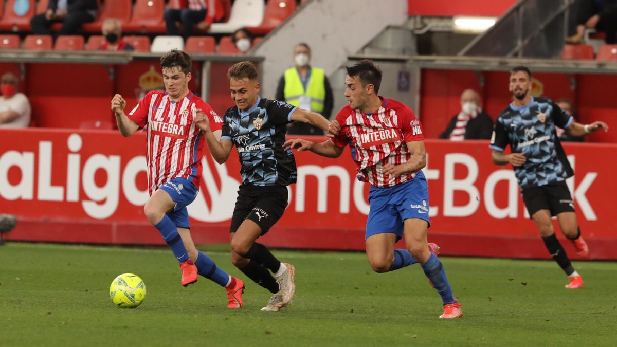 Fran Villalba, entre Guille Rosas y Pedro en el Sporting-Almería disputado en El Molinón el curso pasado