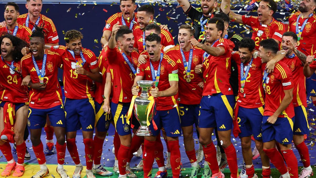 Álvaro Morata, capitán de la selección española, levanta el trofeo de la Eurocopa.