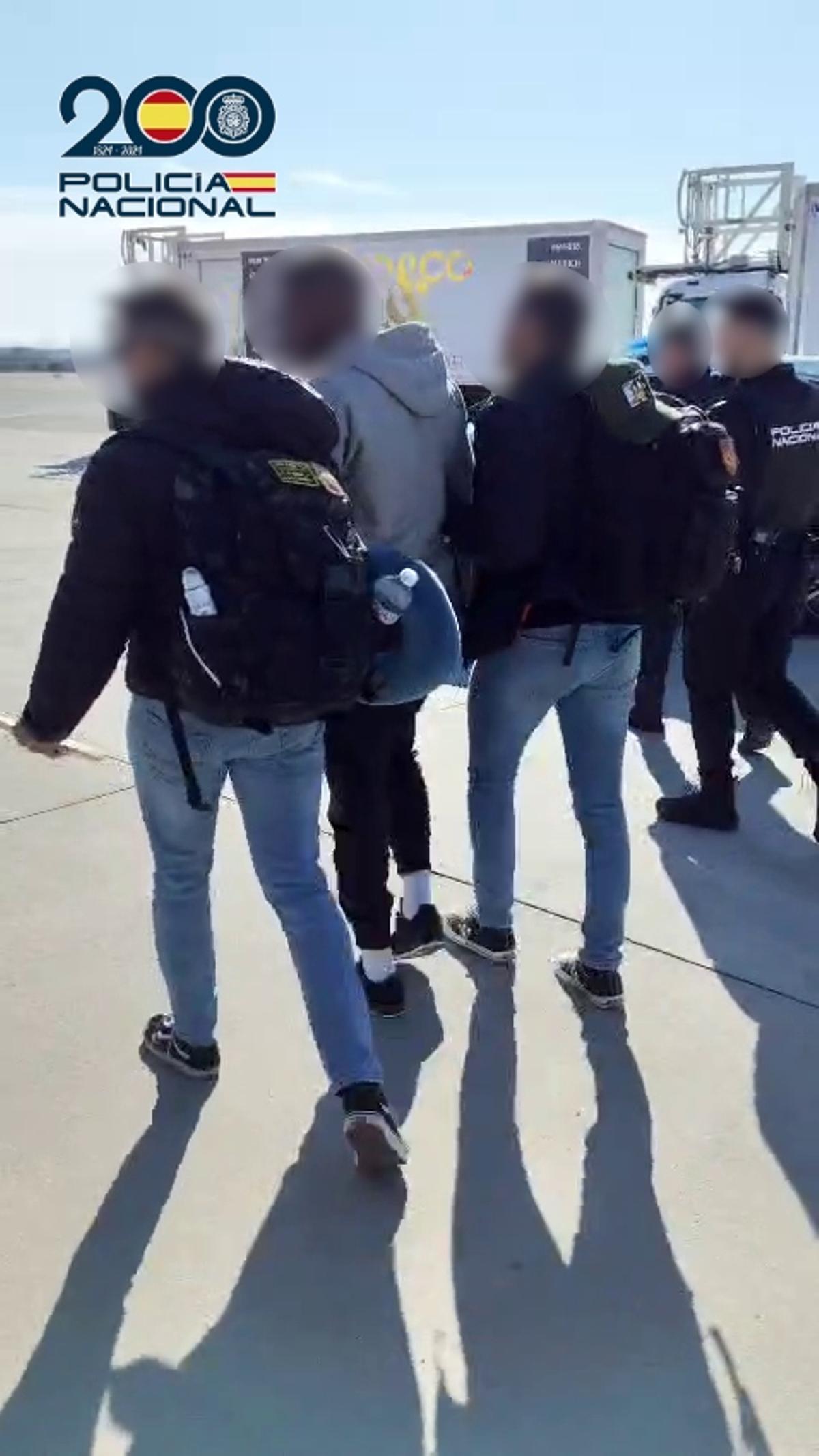 La Policía escolta a uno de los detenidos.