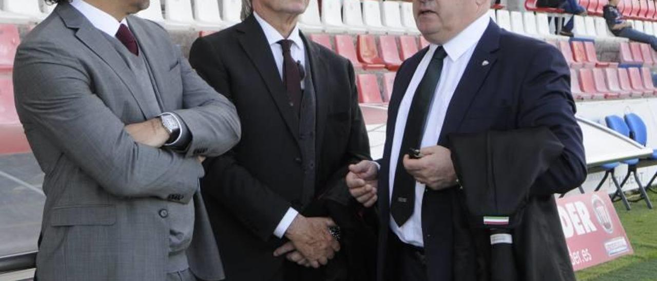 El embajador Iván Campo y el presidente Monti Galmés, dos personas de la máxima confianza de Molango, junto a un directivo del Huesca.