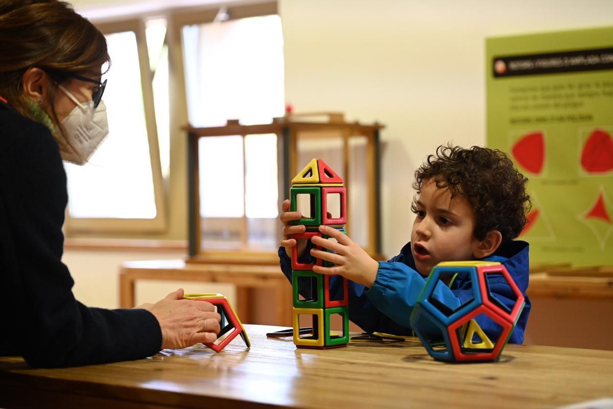 Un niño se adentra en el mundo de las formas geométricas, en el Mmaca.